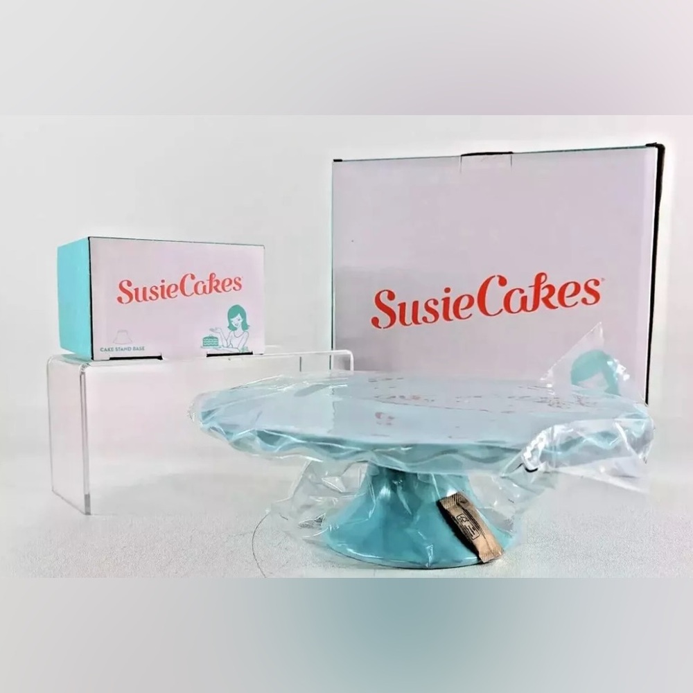 Susie Cakes Cakestand Melanie in a lovely shade of mint green, holds 9 inch cake